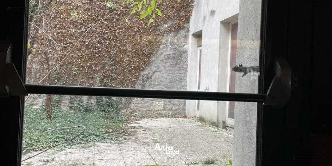 A LOUER PROCHE PARKING LA BRECHE IMMEUBLE EN HYPER CENTRE NIORT BELLE VISIBILITE 