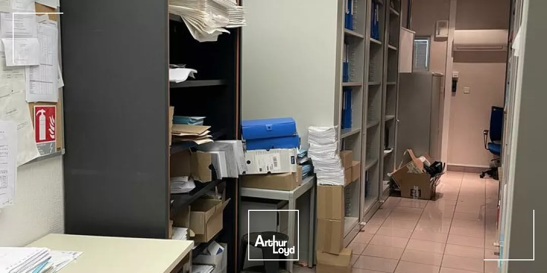 A LOUER PROCHE PARKING LA BRECHE IMMEUBLE EN HYPER CENTRE NIORT BELLE VISIBILITE 