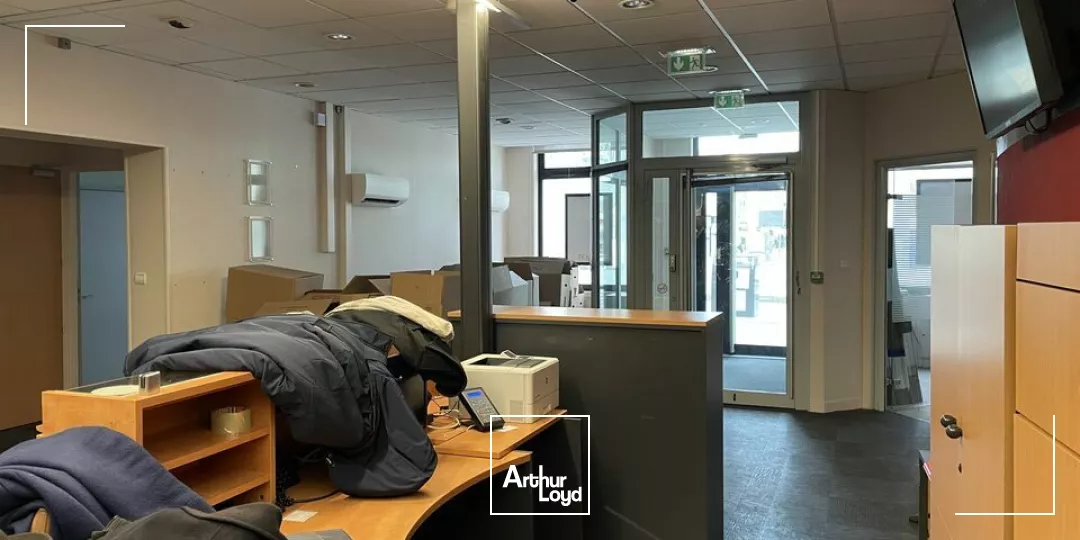 A LOUER PROCHE PARKING LA BRECHE IMMEUBLE EN HYPER CENTRE NIORT BELLE VISIBILITE 