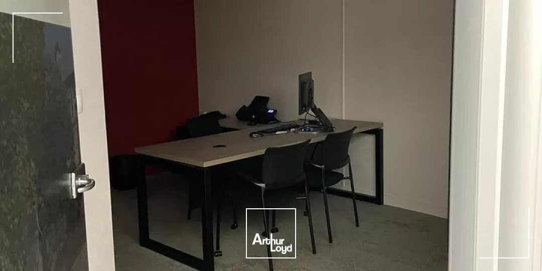 A LOUER PROCHE PARKING LA BRECHE IMMEUBLE EN HYPER CENTRE NIORT BELLE VISIBILITE 