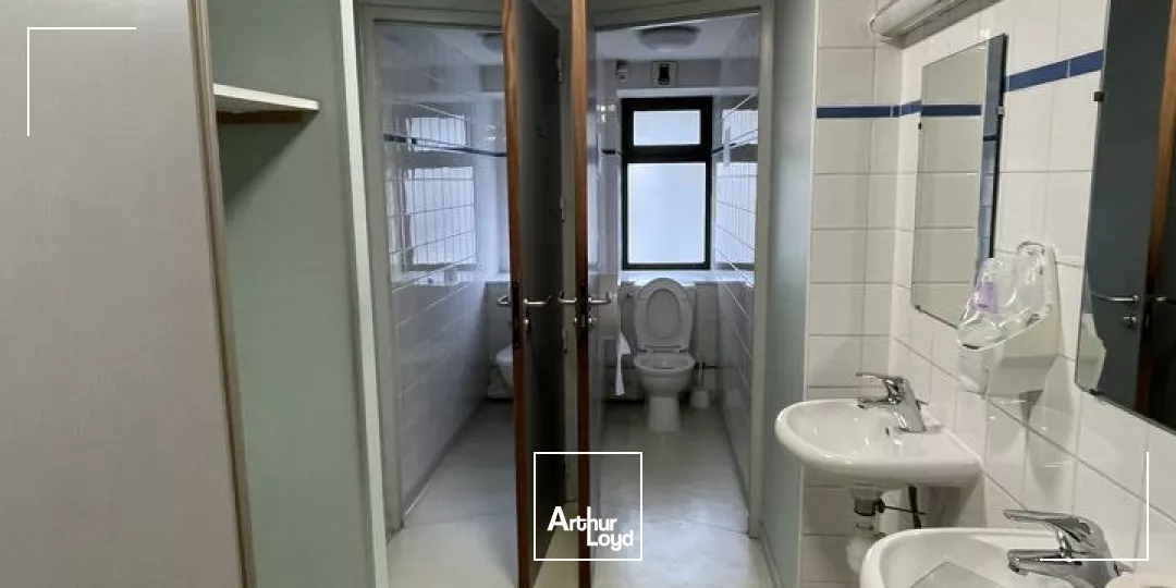 A LOUER PROCHE PARKING LA BRECHE IMMEUBLE EN HYPER CENTRE NIORT BELLE VISIBILITE 