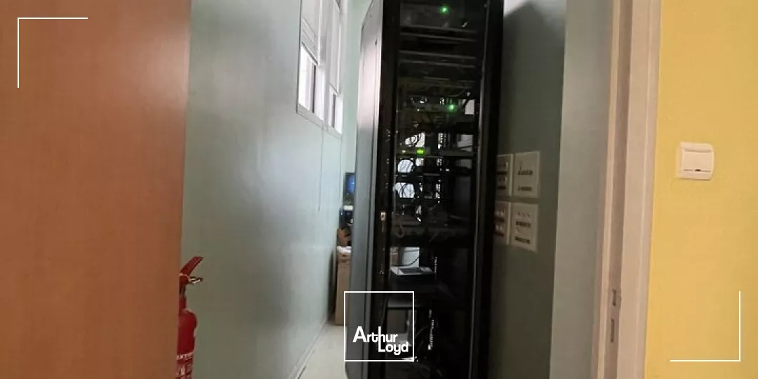 A LOUER PROCHE PARKING LA BRECHE IMMEUBLE EN HYPER CENTRE NIORT BELLE VISIBILITE 