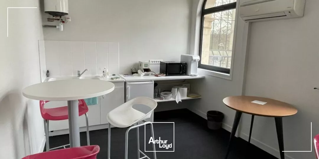 A LOUER PROCHE PARKING LA BRECHE IMMEUBLE EN HYPER CENTRE NIORT BELLE VISIBILITE 