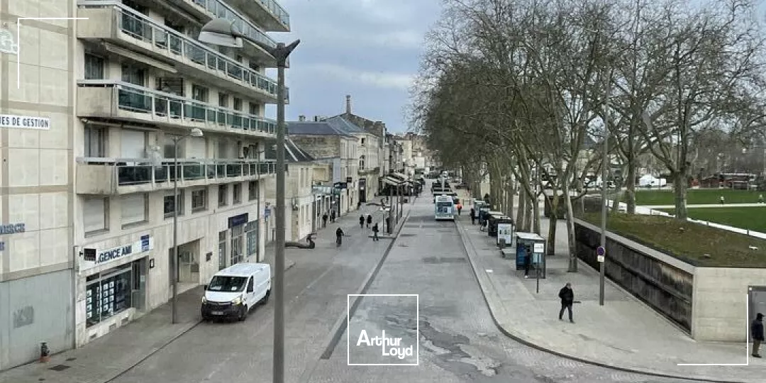 A LOUER PROCHE PARKING LA BRECHE IMMEUBLE EN HYPER CENTRE NIORT BELLE VISIBILITE 
