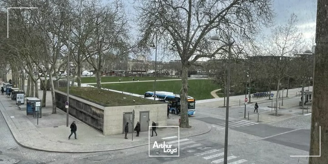 A LOUER PROCHE PARKING LA BRECHE IMMEUBLE EN HYPER CENTRE NIORT BELLE VISIBILITE 