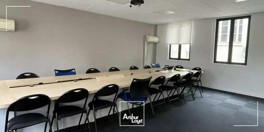 A LOUER PROCHE PARKING LA BRECHE IMMEUBLE EN HYPER CENTRE NIORT BELLE VISIBILITE 