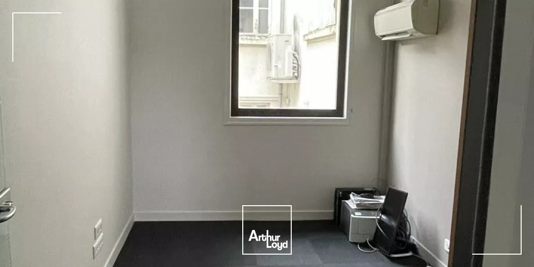 A LOUER PROCHE PARKING LA BRECHE IMMEUBLE EN HYPER CENTRE NIORT BELLE VISIBILITE 