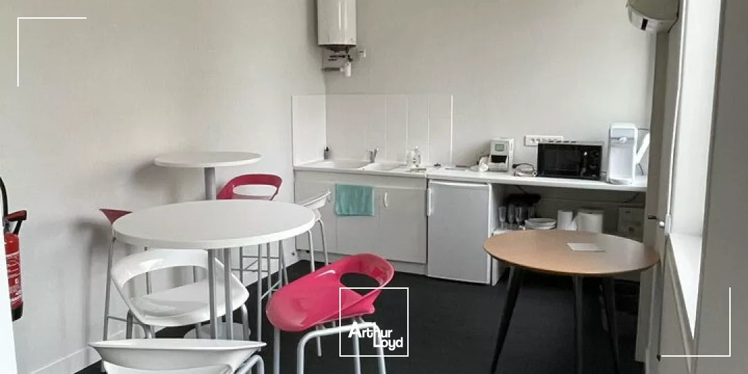 A LOUER PROCHE PARKING LA BRECHE IMMEUBLE EN HYPER CENTRE NIORT BELLE VISIBILITE 