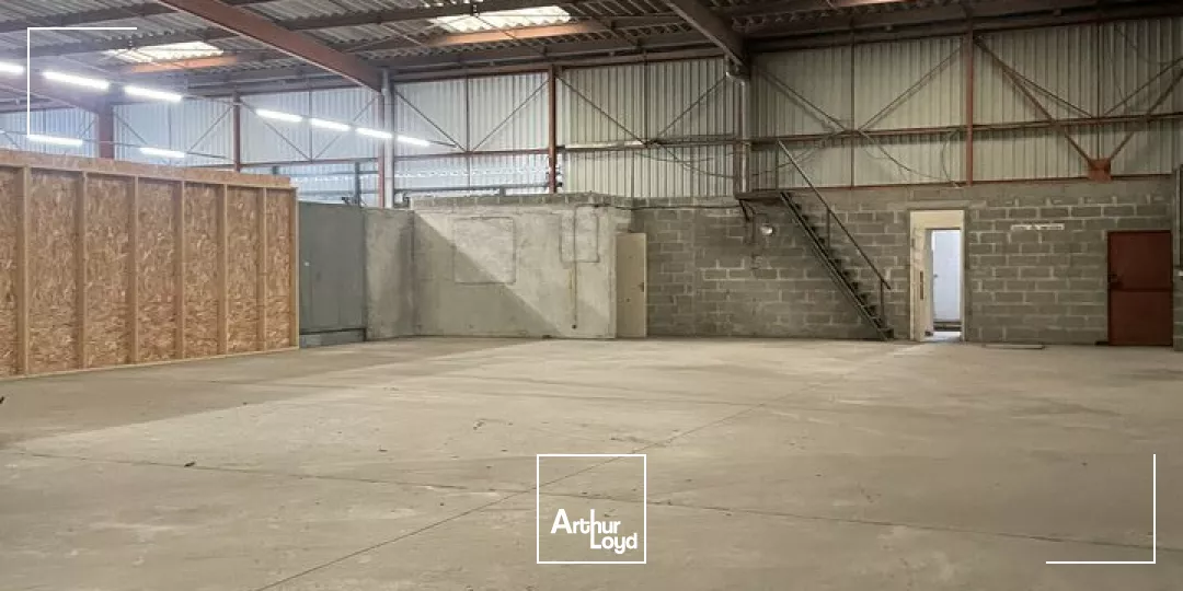 A LOUER - POITIERS ZONE REPUBLIQUE - ENTREPOT DE 400M²