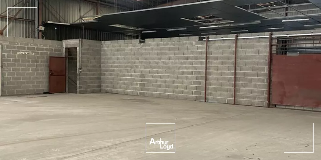 A LOUER - POITIERS ZONE REPUBLIQUE - ENTREPOT DE 400M²