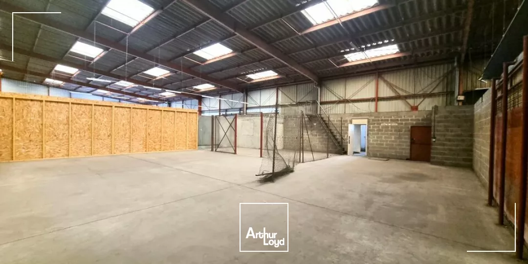 A LOUER - POITIERS ZONE REPUBLIQUE - ENTREPOT DE 400M²