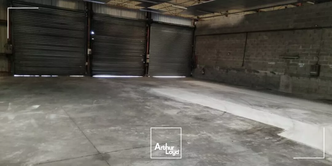 A LOUER - POITIERS ZONE REPUBLIQUE - ENTREPOT DE 400M²