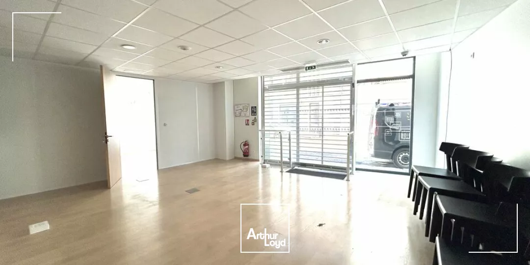 A LOUER - LOCAL COMMERCIAL / BUREAUX COMMERCIAUX IDÉALEMENT PLACÉ EN CENTRE VILLE DE POITIERS - 340m²