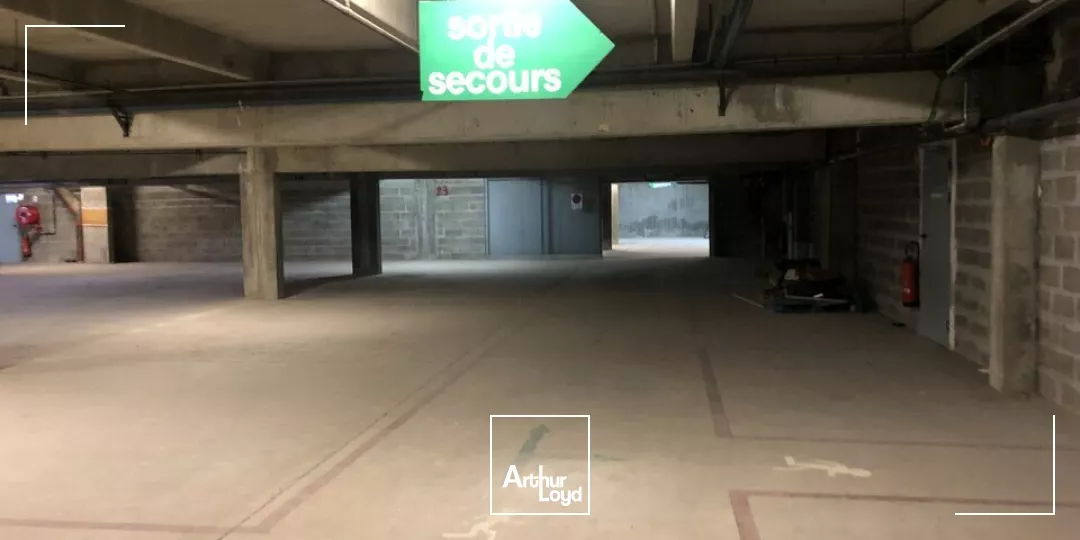 A LOUER LOCAL DE STOCKAGE 2100m² SUR ZONE COMMERCIALE POITIERS EST