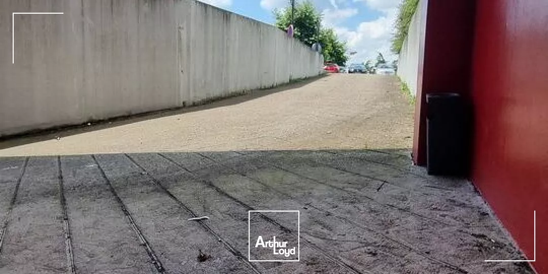 A LOUER LOCAL DE STOCKAGE 2100m² SUR ZONE COMMERCIALE POITIERS EST