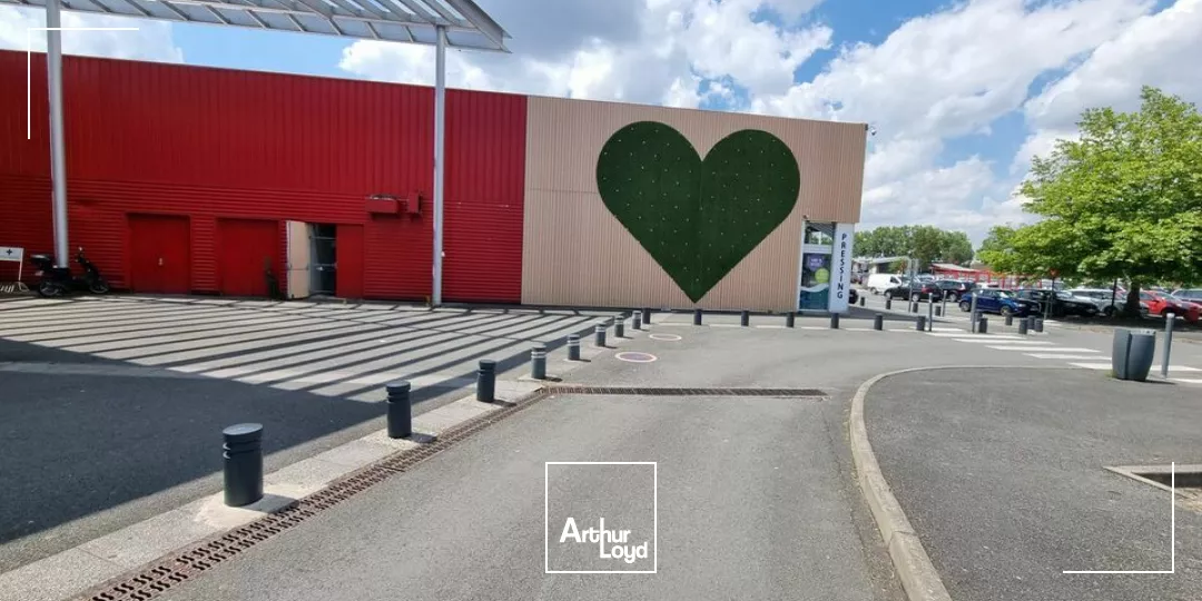 A LOUER LOCAL DE STOCKAGE 2100m² SUR ZONE COMMERCIALE POITIERS EST