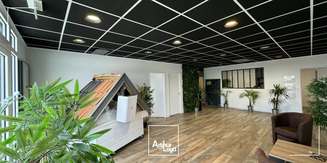 A VENDRE ZONE MENDES FRANCE NIORT CHAURAY BUREAU ET STOCKAGE D'ENVIRON 295m2 UTILE AVEC PARKINGS FONCIER CLOS ET PORTE SECTIONNELLE