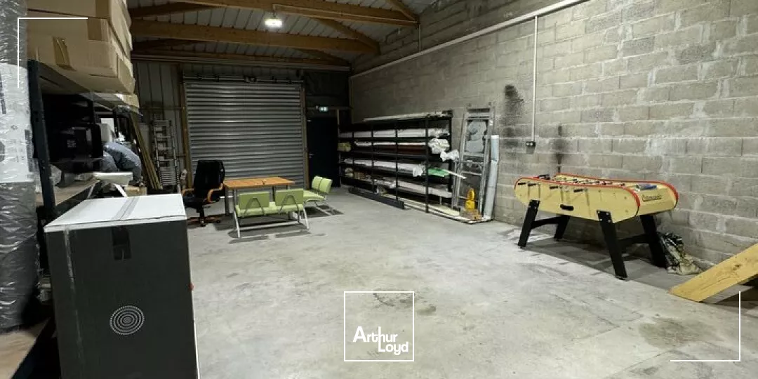 A VENDRE ZONE MENDES FRANCE NIORT CHAURAY BUREAU ET STOCKAGE D'ENVIRON 295m2 UTILE AVEC PARKINGS FONCIER CLOS ET PORTE SECTIONNELLE