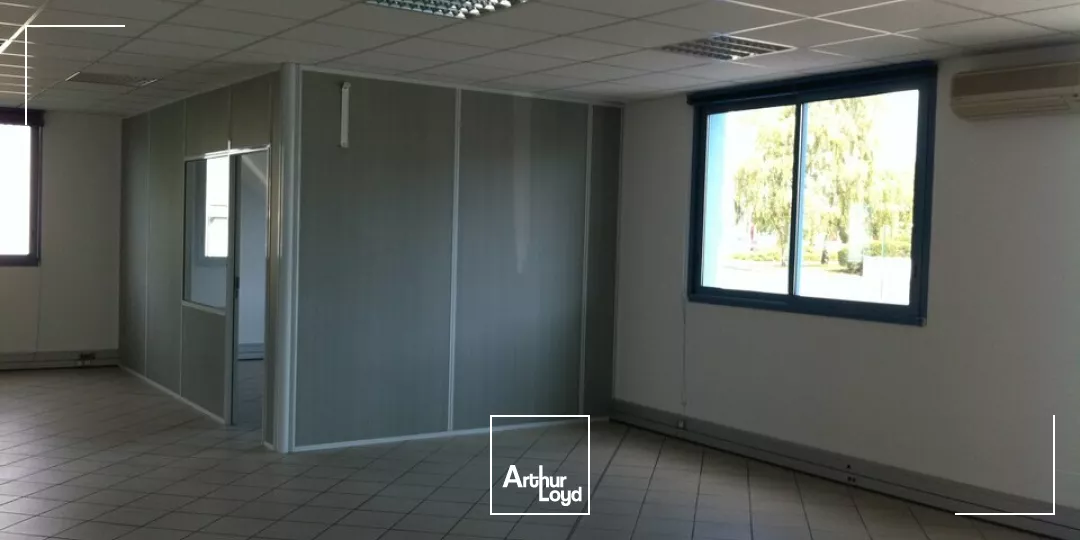 A LOUER EN PLEIN COEUR DE LA ZONE MENDES FRANCE 100m2 BUREAUX AVEC PARKING FACIL D'ACCES