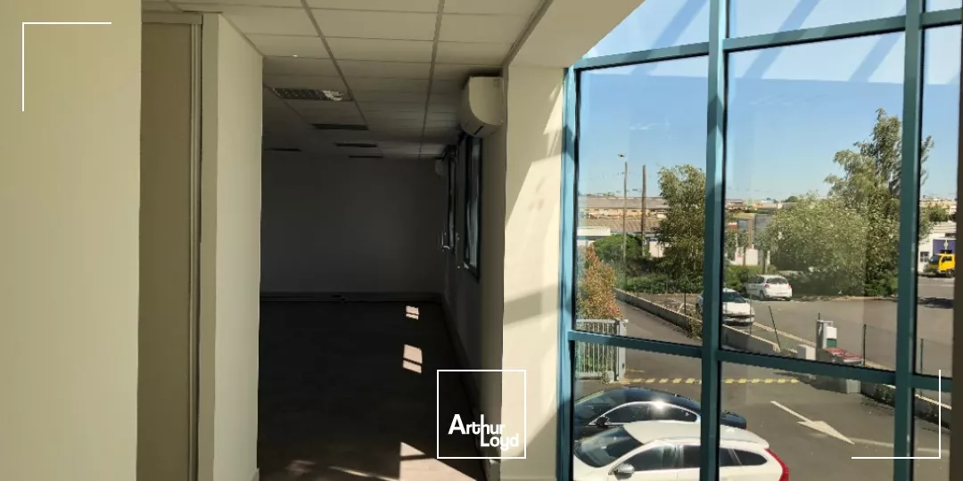 A LOUER EN PLEIN COEUR DE LA ZONE MENDES FRANCE 100m2 BUREAUX AVEC PARKING FACIL D'ACCES