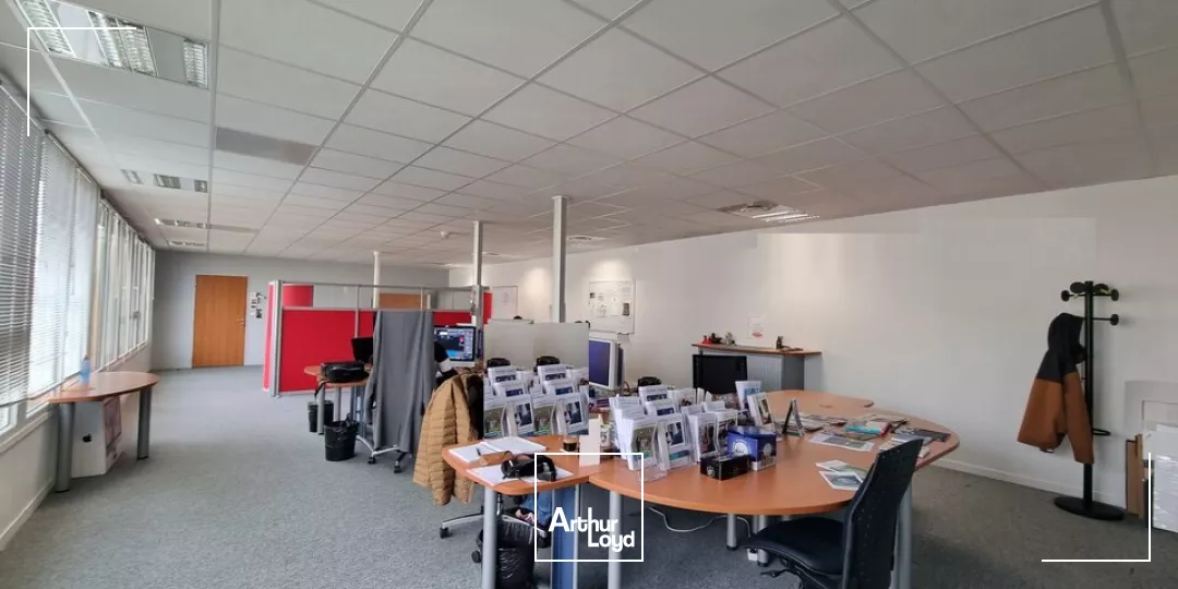 A VENDRE IMMEUBLE TERTIAIRE LOUE - 998m² POITIERS DEMI LUNE