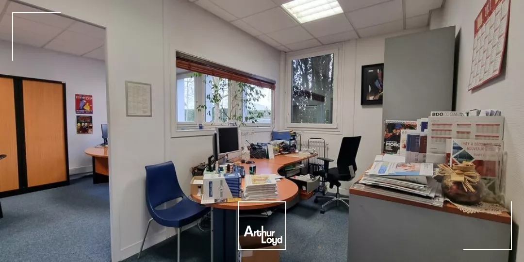 A VENDRE IMMEUBLE TERTIAIRE LOUE - 998m² POITIERS DEMI LUNE