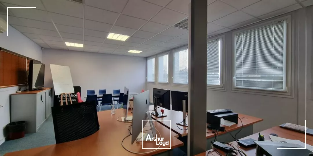 A VENDRE IMMEUBLE TERTIAIRE LOUE - 998m² POITIERS DEMI LUNE