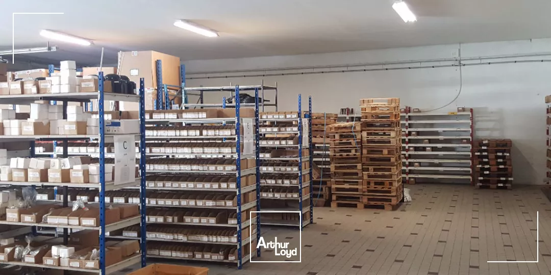 A LOUER - LOCAL D'ACTIVITÉ / ENTREPÔT D'UNE SURFACE DE 832m² AU SEIN DE LA ZONE DE LA RÉPUBLIQUE