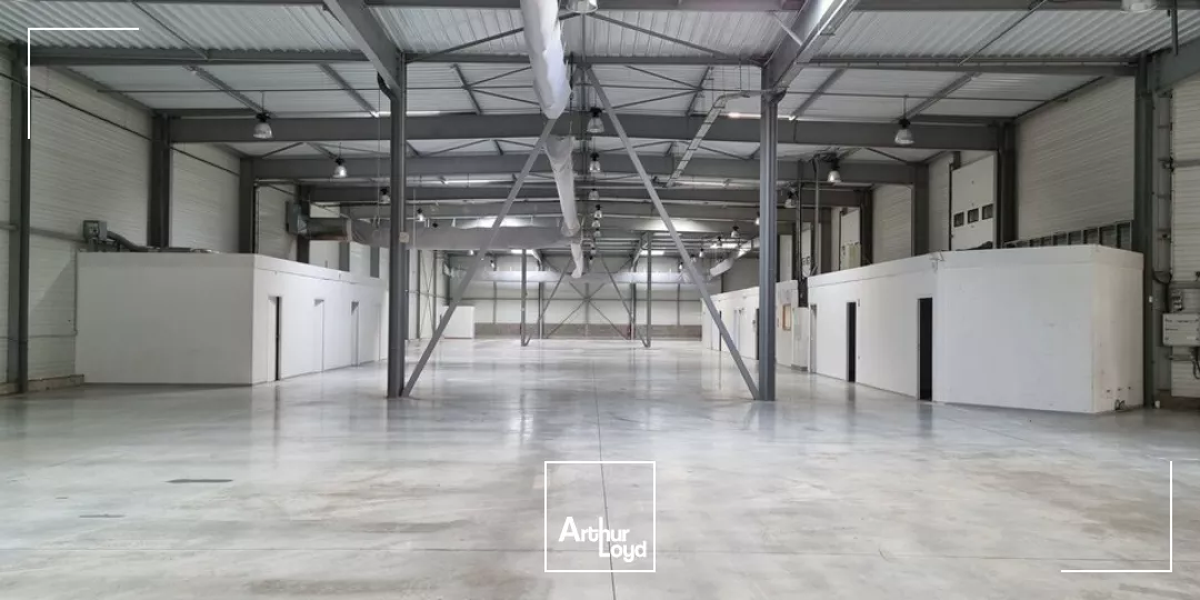 ZA GRAND POITIERS CHASSENEUIL - ENTREPÔT - LOCAL D'ACTIVITES A LOUER 1939m²