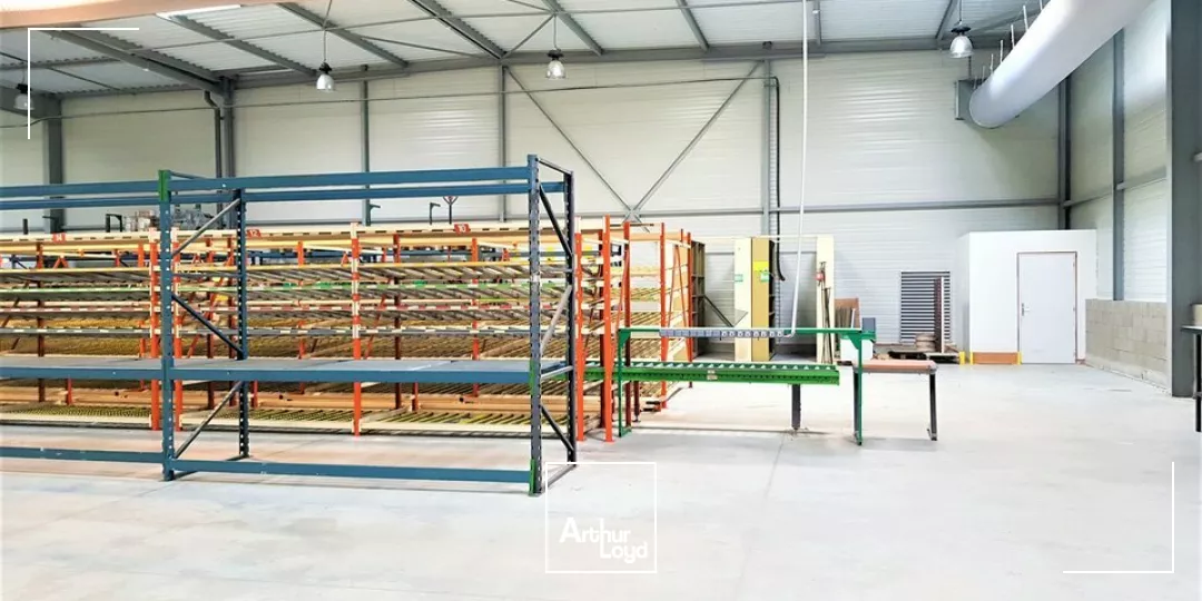 ZA GRAND POITIERS CHASSENEUIL - ENTREPÔT - LOCAL D'ACTIVITES A LOUER 1939m²