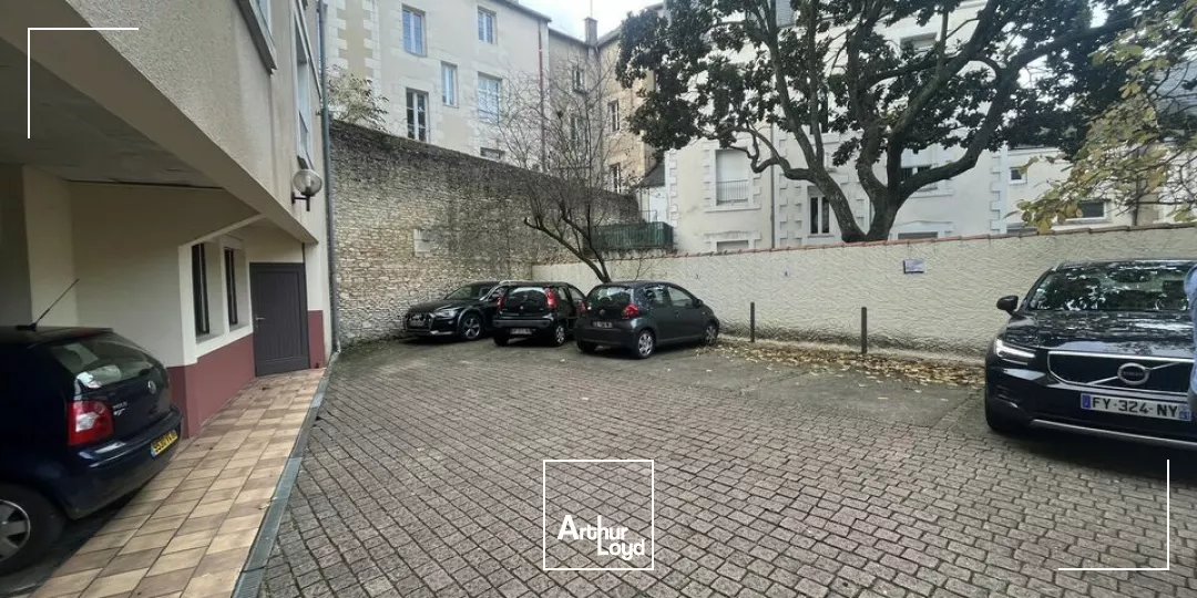 BUREAU À LOUER  56 M² AU CUR DE POITIERS HYPER-CENTRE - PARKING SECURISE