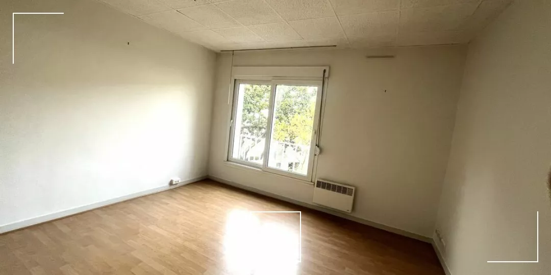 BUREAU À LOUER  56 M² AU CUR DE POITIERS HYPER-CENTRE - PARKING SECURISE