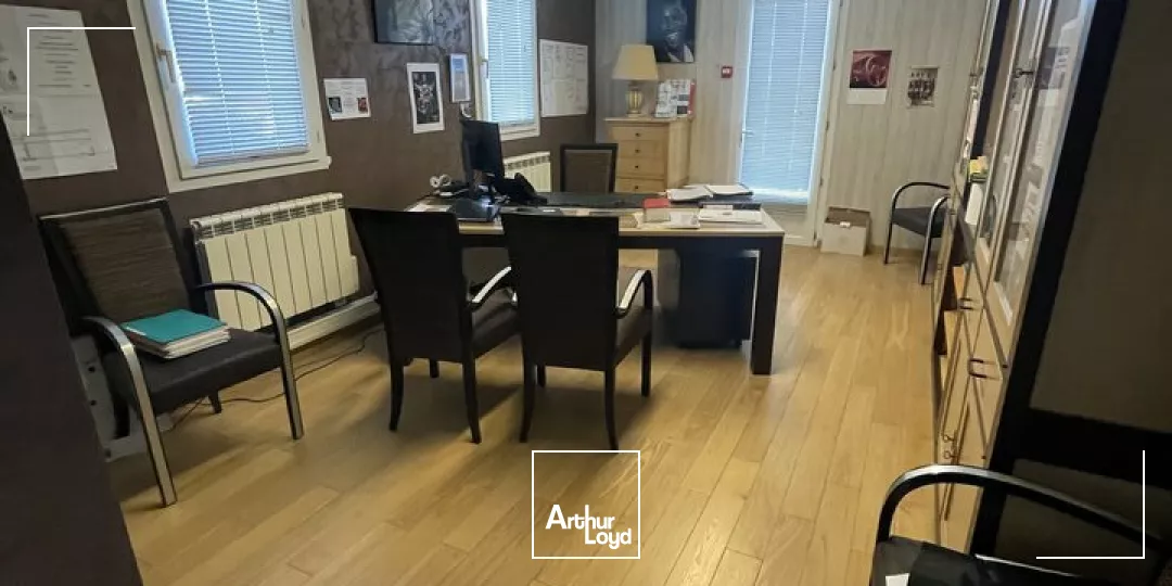 LOCATION ZONE MENDES FRANCE FACILE D'ACCES AVEC PARKINGS BUREAUX 217m2 DE PLEIN PIEDS