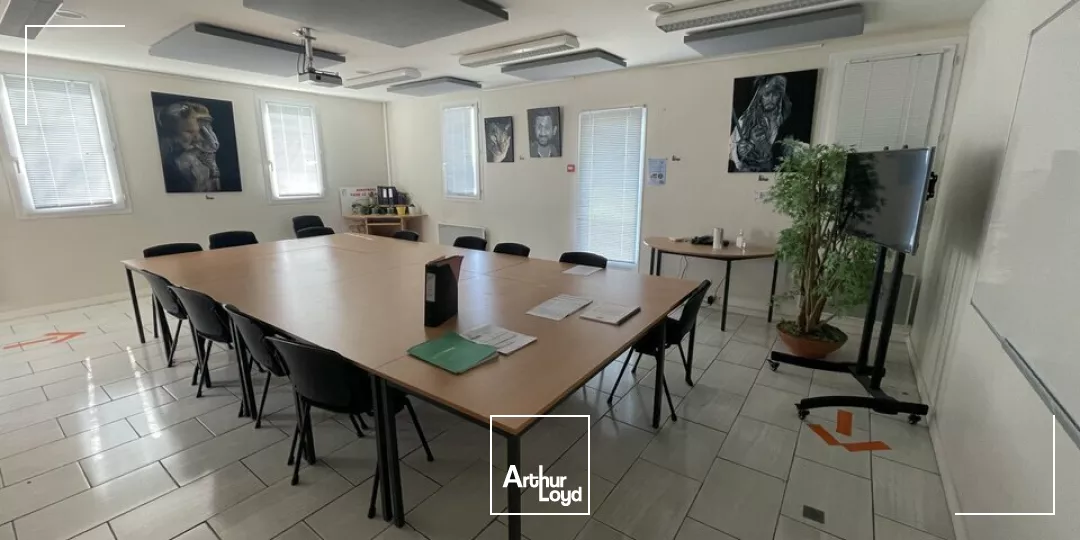 LOCATION ZONE MENDES FRANCE FACILE D'ACCES AVEC PARKINGS BUREAUX 217m2 DE PLEIN PIEDS