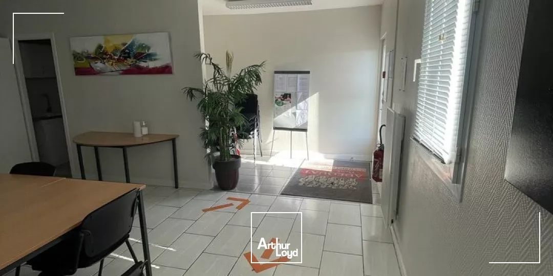 LOCATION ZONE MENDES FRANCE FACILE D'ACCES AVEC PARKINGS BUREAUX 217m2 DE PLEIN PIEDS