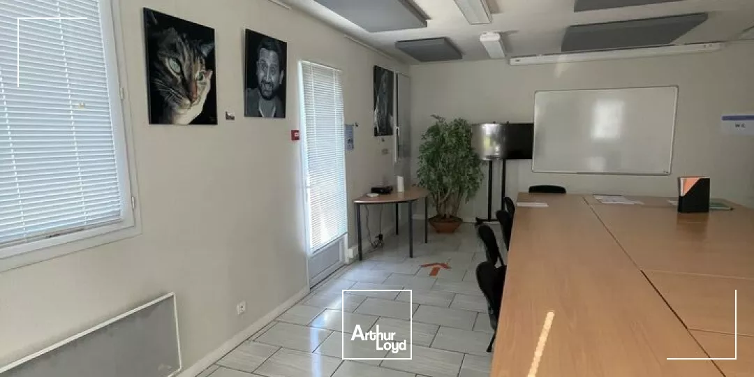 LOCATION ZONE MENDES FRANCE FACILE D'ACCES AVEC PARKINGS BUREAUX 217m2 DE PLEIN PIEDS