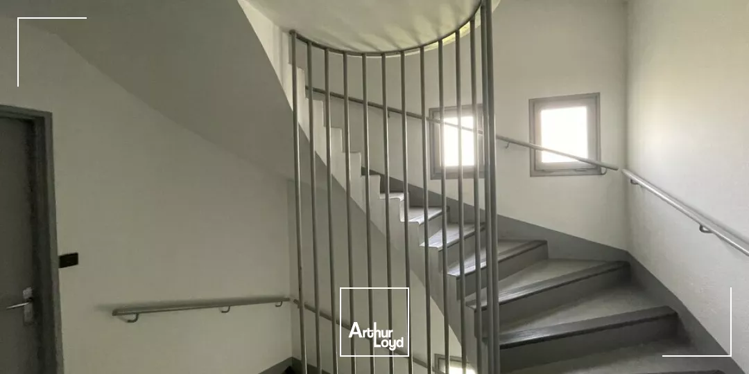 100M² BUREAUX PROCHE DE LA GARE AVEC PARKING CLOS 