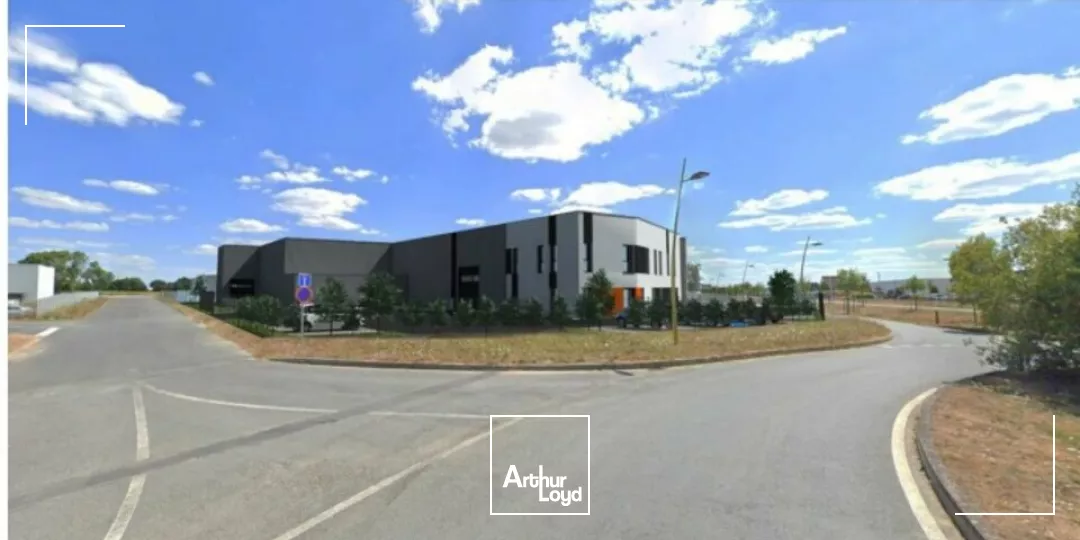 LOCAL INDUSTRIEL NEUF A LOUER A MONTAIGU 2000 m²