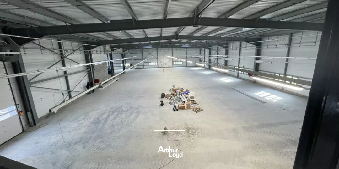 LOCAL INDUSTRIEL NEUF A LOUER A MONTAIGU 2000 m²