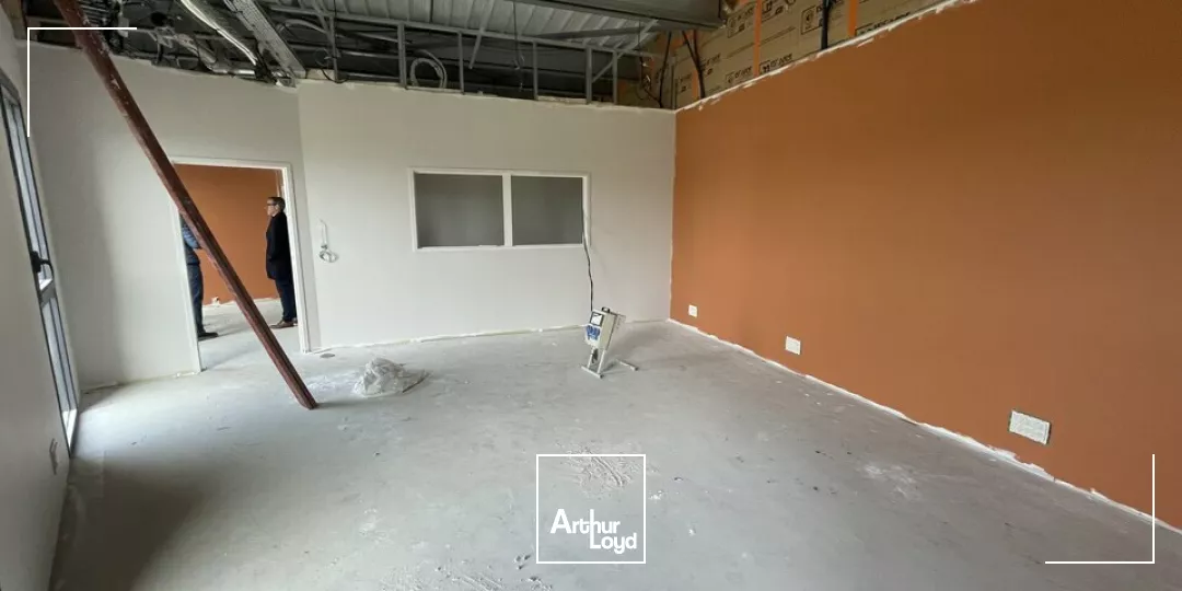 LOCAL INDUSTRIEL NEUF A LOUER A MONTAIGU 2000 m²