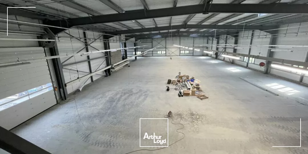 LOCAL INDUSTRIEL NEUF A LOUER A MONTAIGU 2000 m²