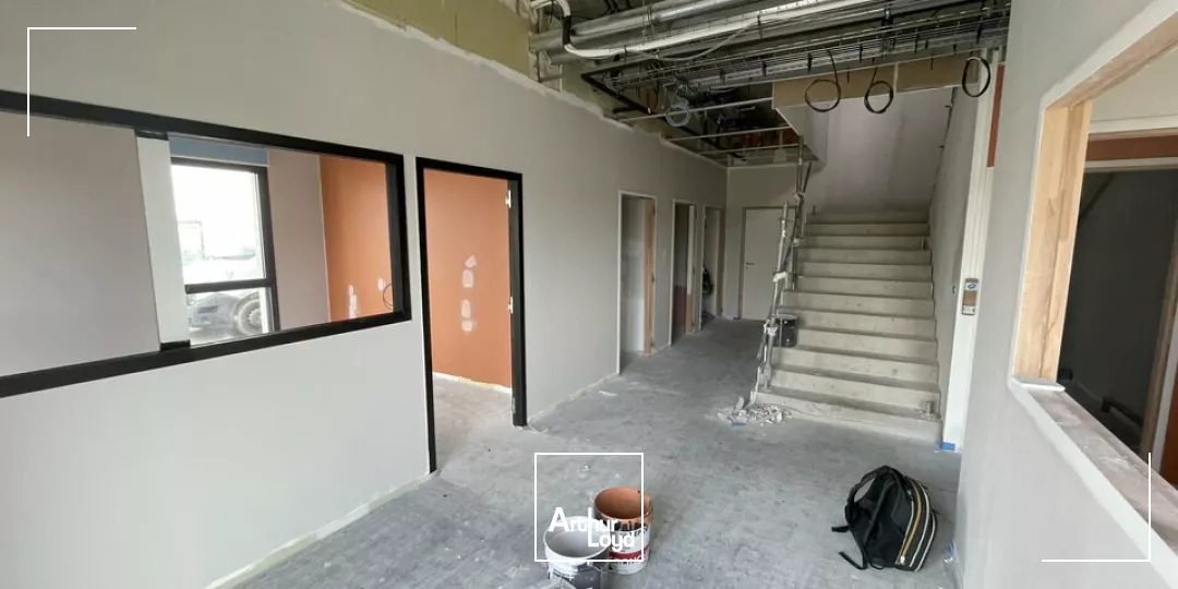 LOCAL INDUSTRIEL NEUF A LOUER A MONTAIGU 2000 m²