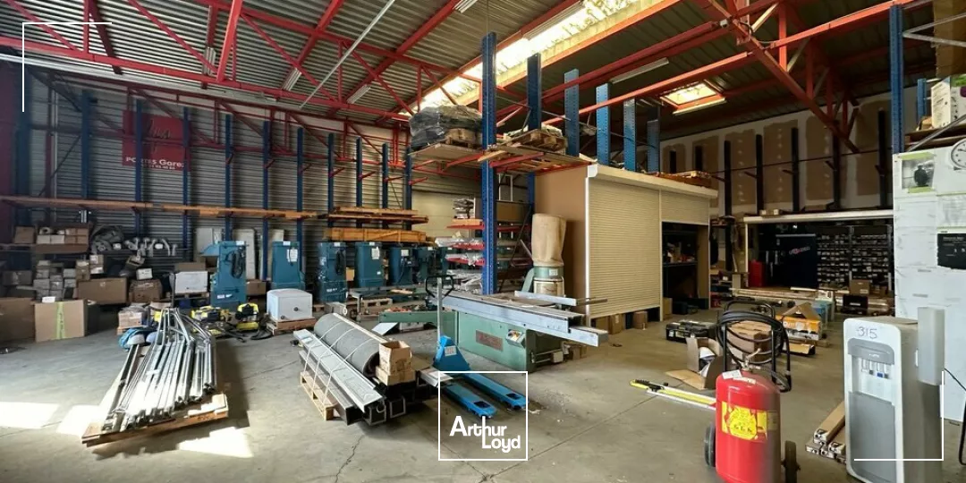 A LOUER LOCAL D'ACTIVITE DE 1 071 m² - LES SABLES D'OLONNE - ZONE LECLERC 