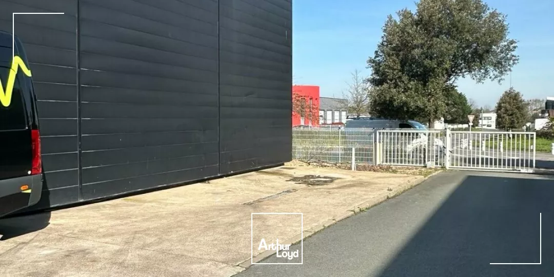 A LOUER LOCAL D'ACTIVITE DE 1 071 m² - LES SABLES D'OLONNE - ZONE LECLERC 