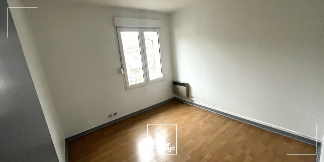 A LOUER BUREAU 73M2 POITIERS CENTRE VILLE AVEC PLACES DE STATIONNEMENT