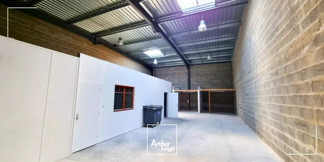 POITIERS SECTEUR AUCHAN SUD - A LOUER LOCAL D'ACTIVITES OU ENTREPOT 250M²