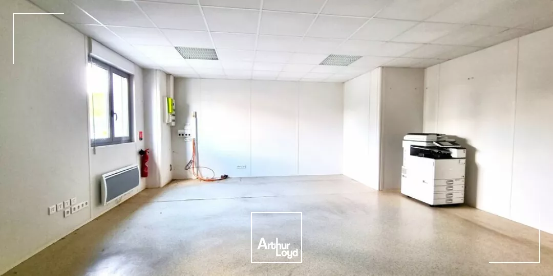 POITIERS SECTEUR AUCHAN SUD - A LOUER LOCAL D'ACTIVITES OU ENTREPOT 250M²