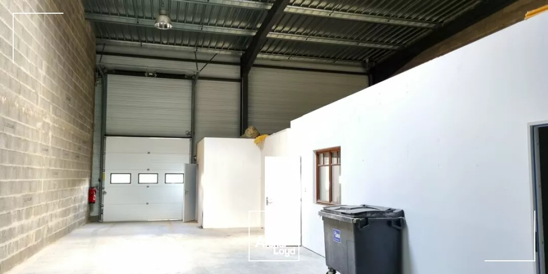 POITIERS SECTEUR AUCHAN SUD - A LOUER LOCAL D'ACTIVITES OU ENTREPOT 250M²