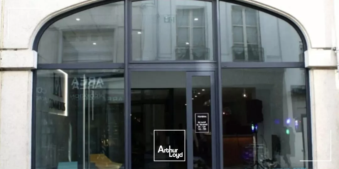 A LOUER - POTIERS HYPER CENTRE BUREAUX AVEC BELLE VITRINE - 87m²