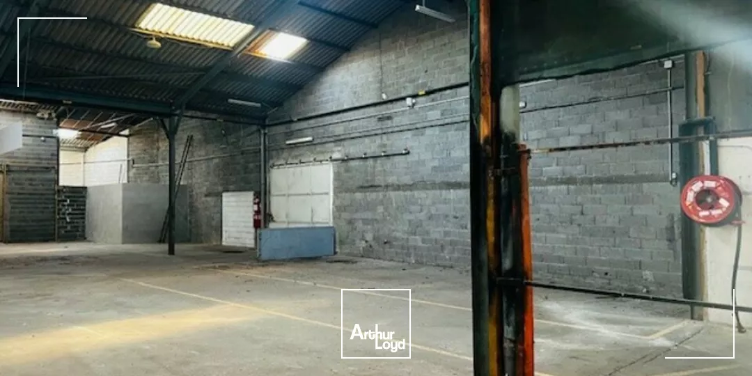 LOCAL TYPE ENTREPÔT A LOUER CENTRE LECLERC THOUARS 79100 DE 1.590 M²